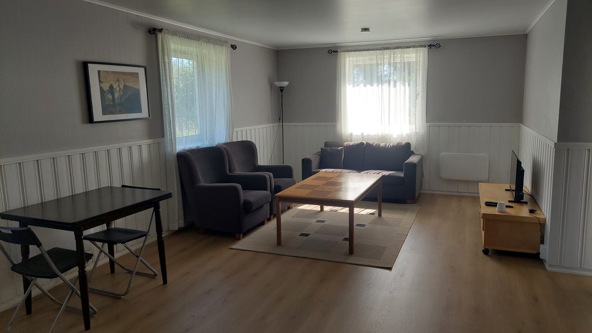 Stue med salong og TV